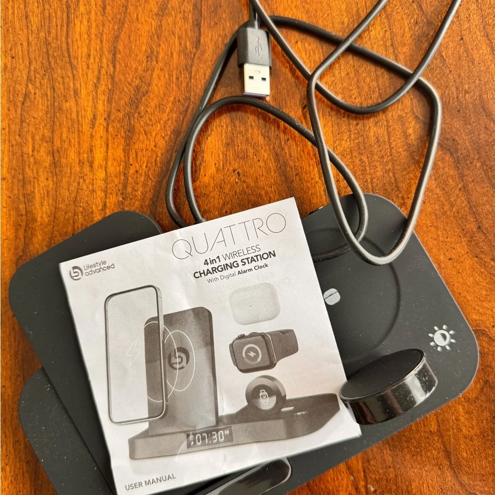 QUATTRO wireless 4-in-1 fold-up CHARGiNG STATION.